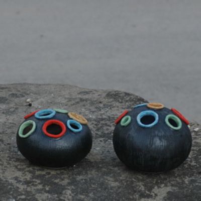 Krukker med farvede huller